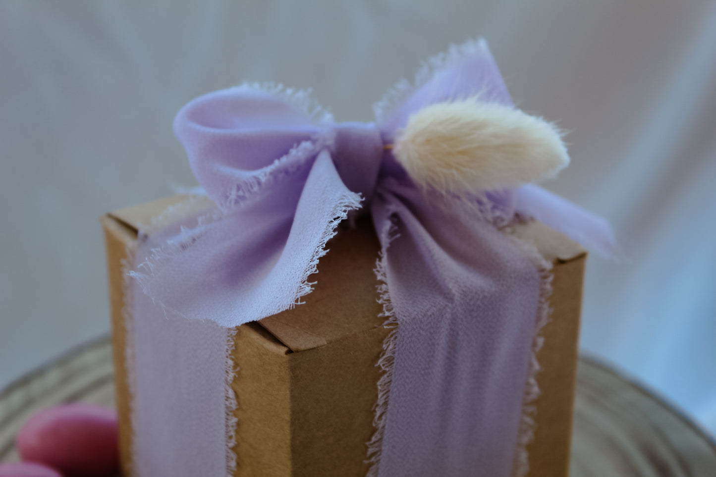 Candela mignon effetto marmo decorata con fiorellini secchi