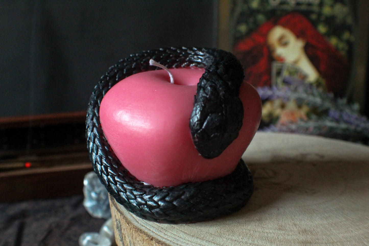 Frutto Proibito – Candela simbolica con serpente dipinto a mano
