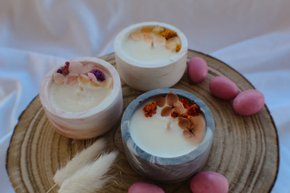 Candela mignon effetto marmo decorata con fiorellini secchi