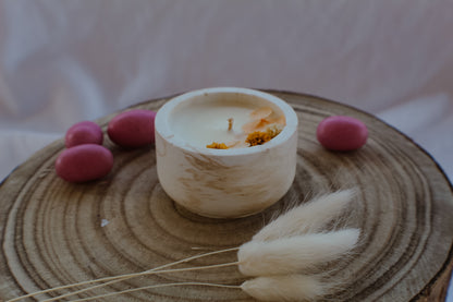 Candela mignon effetto marmo decorata con fiorellini secchi