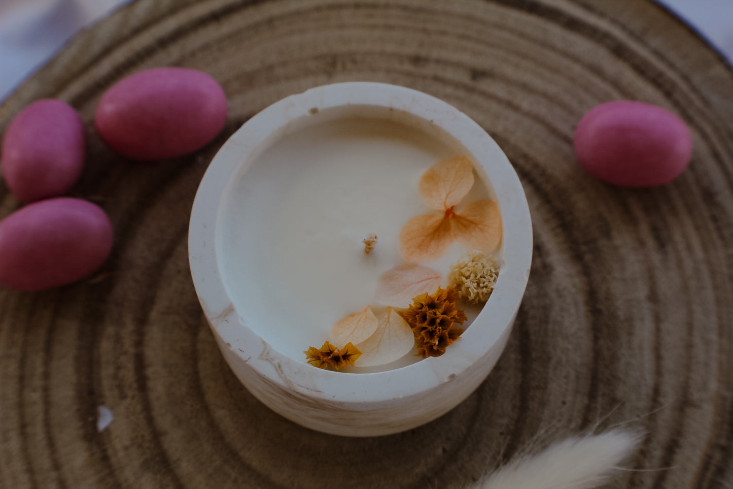 Candela mignon effetto marmo decorata con fiorellini secchi