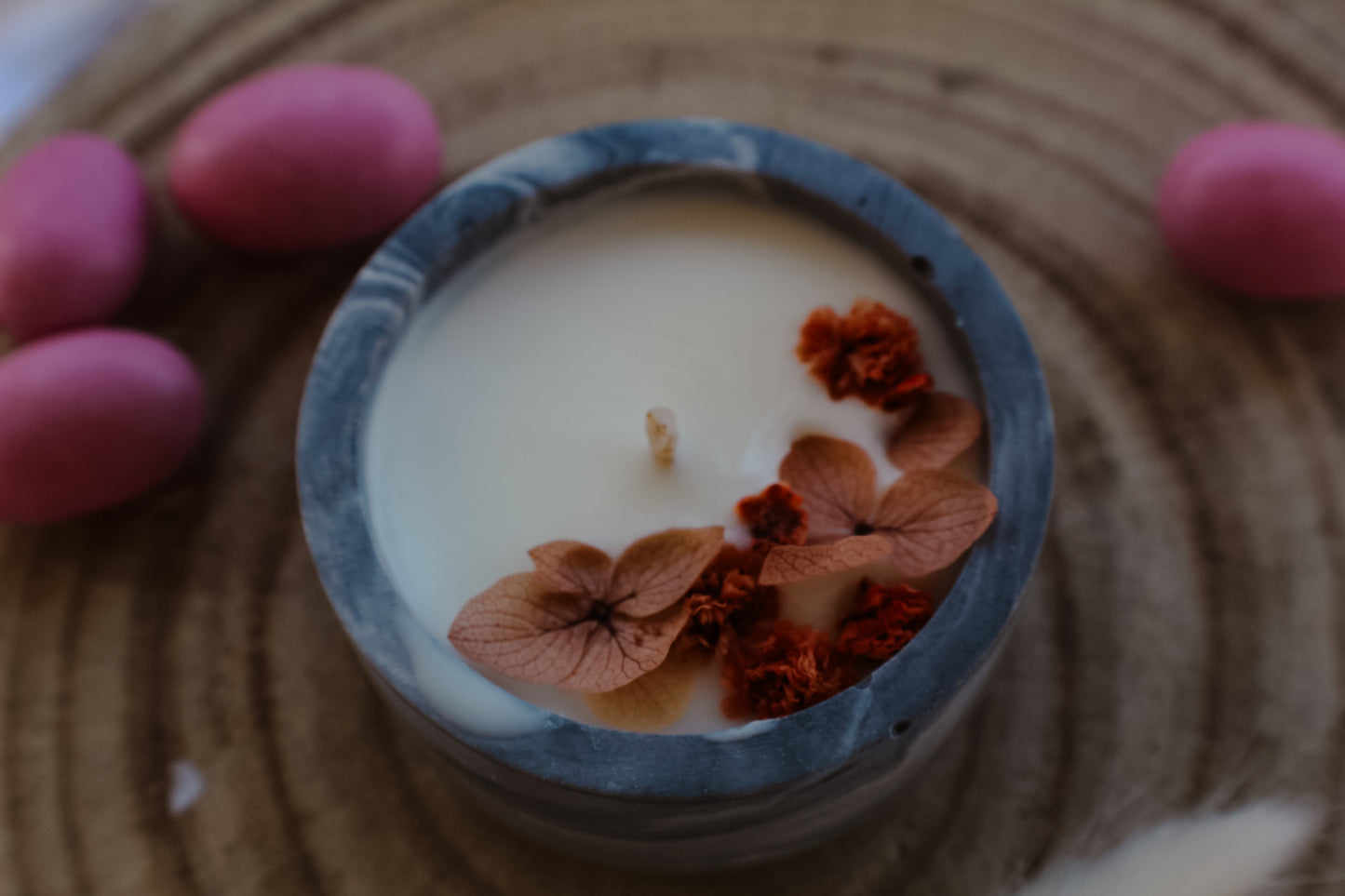 Candela mignon effetto marmo decorata con fiorellini secchi