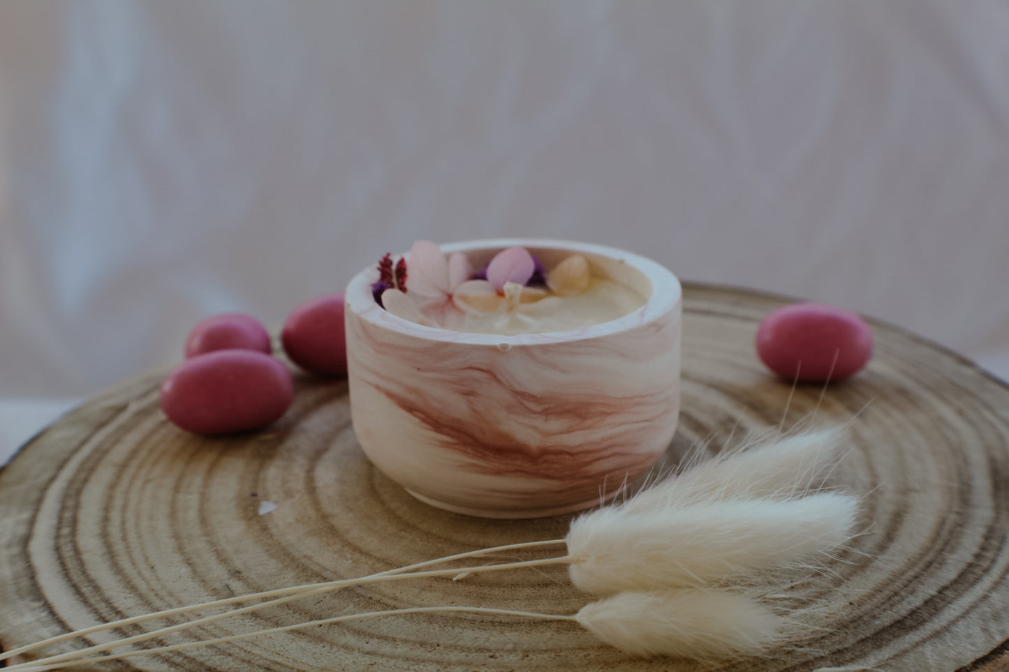 Candela mignon effetto marmo decorata con fiorellini secchi