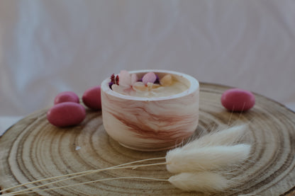 Candela mignon effetto marmo decorata con fiorellini secchi