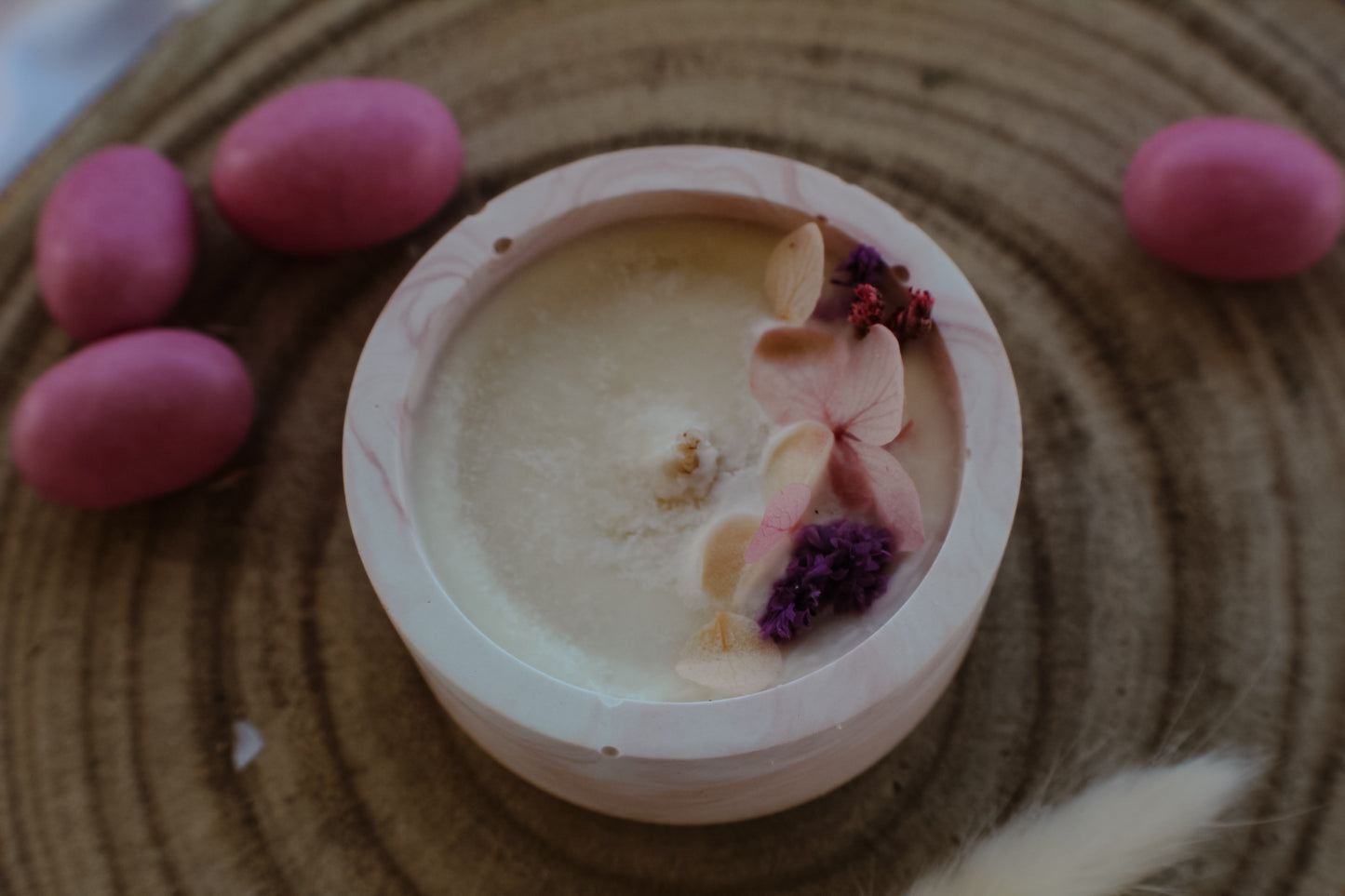 Candela mignon effetto marmo decorata con fiorellini secchi