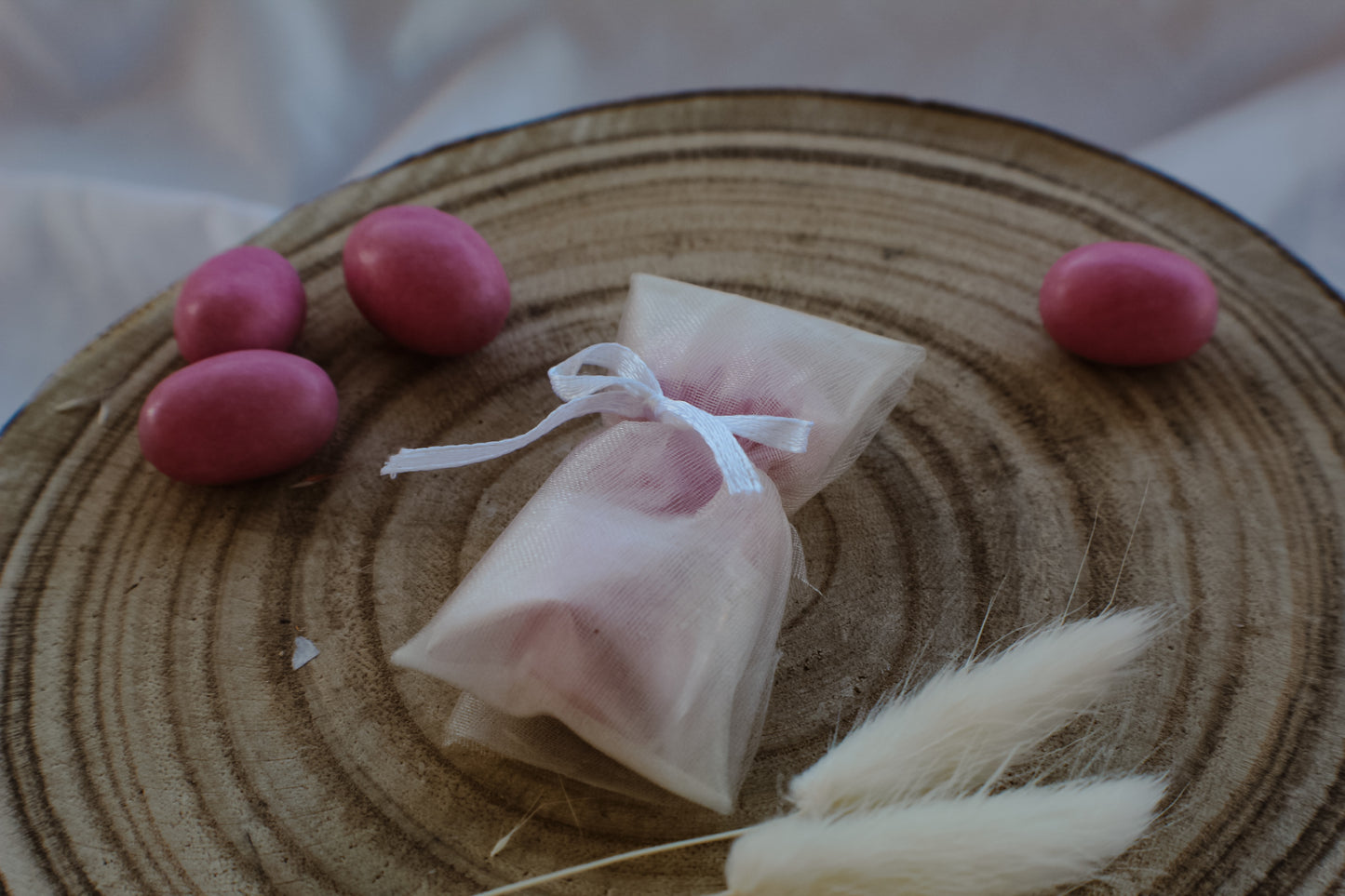 Candela mignon effetto marmo decorata con fiorellini secchi