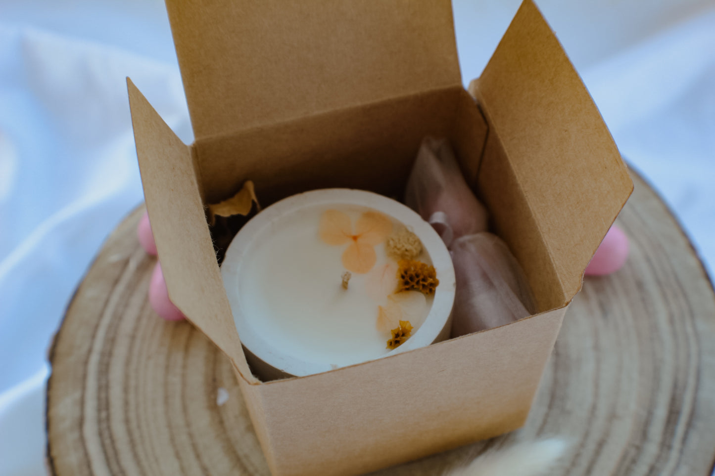 Candela mignon effetto marmo decorata con fiorellini secchi