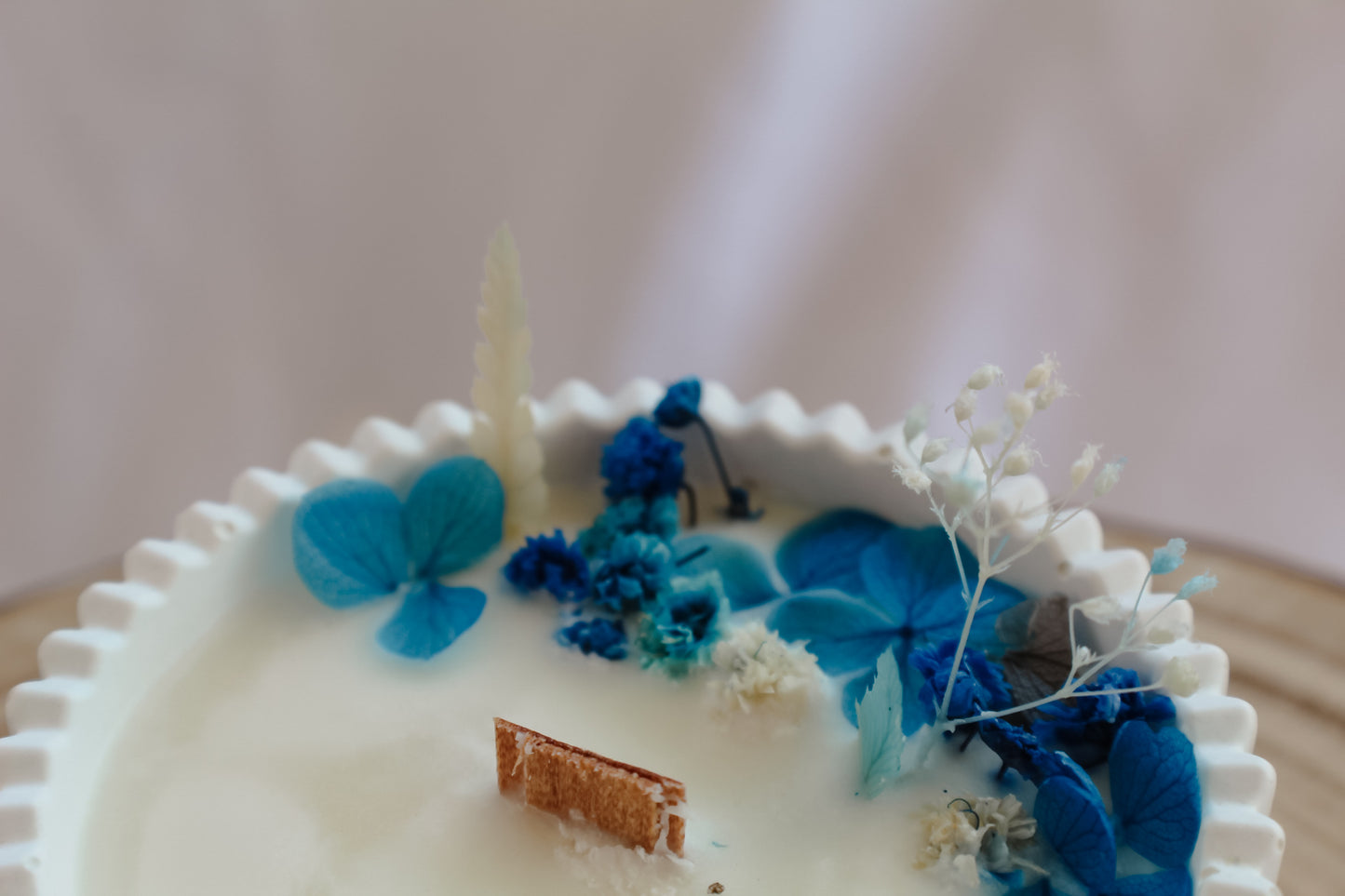 Candela Floreale in Vasetto Bianco