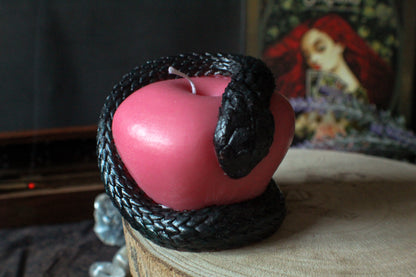Frutto Proibito – Candela simbolica con serpente dipinto a mano